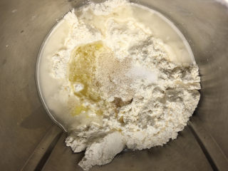 1、虾仁培根披萨,饼皮食材全部倒入料理机中