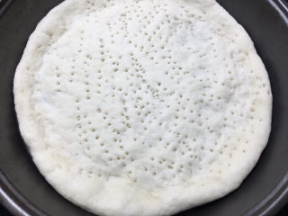 5、虾仁培根披萨,整理成8寸圆形，用叉子叉孔，静止20分钟