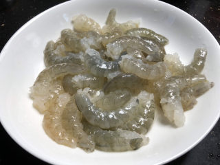 6、虾仁培根披萨,虾仁剥好，加入黑胡椒，料酒，盐腌制15分钟