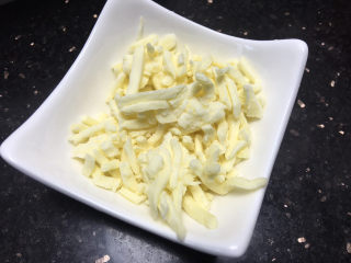 7、虾仁培根披萨,准备芝士一碗