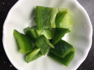 9、虾仁培根披萨,准备少许青椒