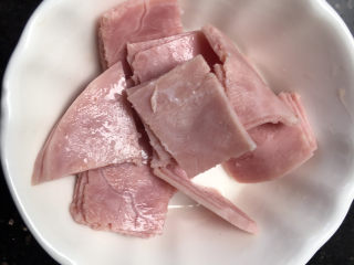 10、虾仁培根披萨,培根切好