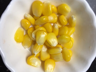 11、虾仁培根披萨,玉米粒少许煮熟