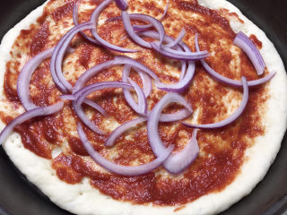 13、虾仁培根披萨,加入洋葱丝