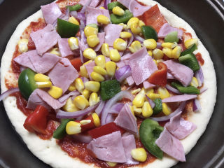 14、虾仁培根披萨,放入食材，再撒上披萨草