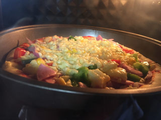 16、虾仁培根披萨,入烤箱210度烤15分钟