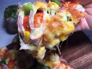 17、虾仁培根披萨,超级好吃，每一口都浓郁，奶香浓郁，饼皮香脆～