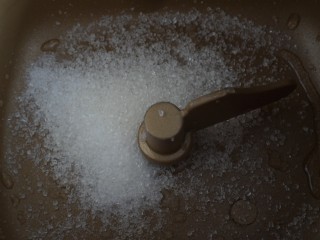 4、蒜香黑麦佛卡夏面包,在面包机里放入盐和8g糖