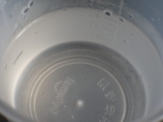 6、蒜香黑麦佛卡夏面包,量杯中倒入35℃左右的清水