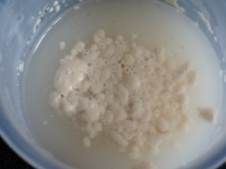 8、蒜香黑麦佛卡夏面包,搅拌一下静止