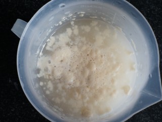 9、蒜香黑麦佛卡夏面包,酵母酵化好倒入面粉中