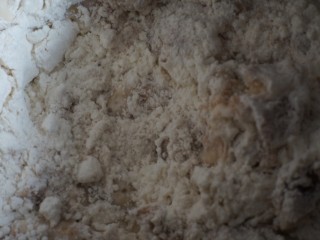 10、蒜香黑麦佛卡夏面包,开启面包机揉面档30分钟