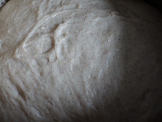 12、蒜香黑麦佛卡夏面包,发酵两倍大后取出