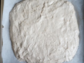 13、蒜香黑麦佛卡夏面包,放在油纸上延展开来