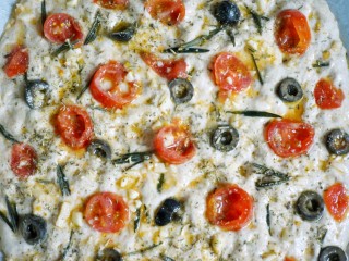 15、蒜香黑麦佛卡夏面包,铺上浸泡的食材淋上一点橄榄油