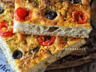 16、蒜香黑麦佛卡夏面包,烤箱预热200℃