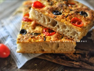 17、蒜香黑麦佛卡夏面包,烤20分钟表面金黄即可