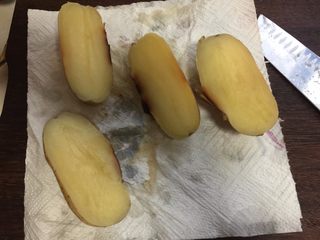 2、烤土豆皮,放入烤箱200度烤50分钟左右