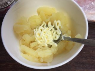 5、烤土豆皮,土豆泥里加点沙拉酱拌匀备用