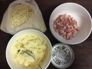 6、烤土豆皮,准备好的配料：培根切成小粒、挖出的土豆泥已经加入沙拉酱拌匀了、油浸金枪鱼、马苏里拉芝士