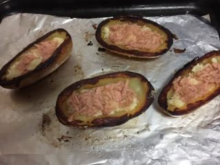 7、烤土豆皮,在土豆里加入挖出来的土豆泥、金枪鱼
