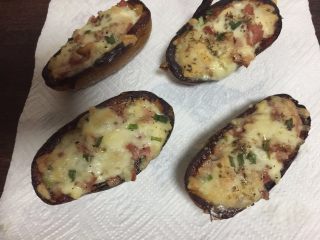 9、烤土豆皮,放入预热好的烤箱200度烤15分钟至芝士融化