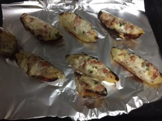 10、烤土豆皮,把烤好的半个土豆再对半切开，放入预热好的烤箱200度又烤了10分钟