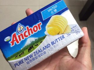 3、椰蓉吐司,搅拌结束后，加入软化黄油（30g)、盐,再次选择面包机的揉面（发面团）功能