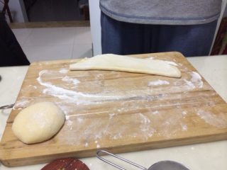 8、椰蓉吐司,将面片纵向对折