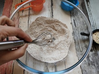 4、全麦燕麦饼干,用蛋抽将所有粉类搅拌均匀