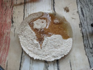 5、全麦燕麦饼干,倒入玉米油用刮刀拌匀