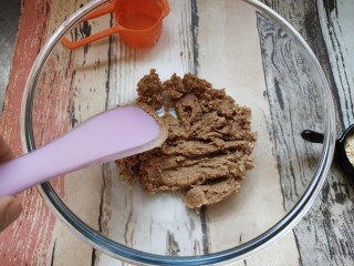 6、全麦燕麦饼干,拌到看不见干粉即可