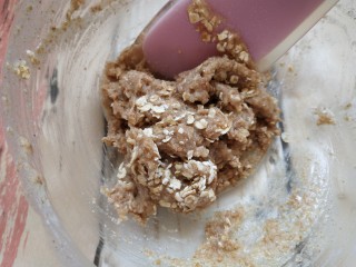 8、全麦燕麦饼干,加入燕麦片拌匀