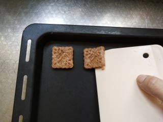 13、全麦燕麦饼干,用刮板移到烤盘上
