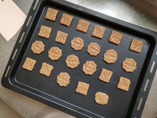 14、全麦燕麦饼干,这个量大概是这些块饼干。如果嫌少可翻倍做