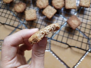 17、全麦燕麦饼干,完全冷却后再食用，非常香脆，麦香味超级浓郁