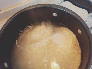 2、绝世美味宫保鸡丁面,面条乖乖的躺在锅里，嗯，很好。我们该调酱汁了。酱油醋老干妈按比例放进去，然后是糖，我家比较喜欢吃甜口所以放糖相对多，嗯自己调完尝一下，符合自己口味就好。