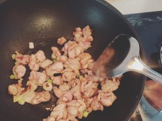 3、绝世美味宫保鸡丁面,倒油，油热了放花椒和葱，味道稍微出来一些即可放鸡腿肉，炒一炒，炒熟变色了就可以了。