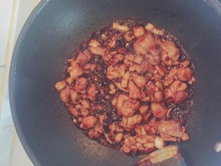 4、绝世美味宫保鸡丁面,重头戏，倒入酱汁，一定要比鸡腿肉多一些嗷，不够就加水，好好炒五分钟要让鸡腿子入味才可以