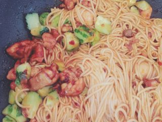 5、绝世美味宫保鸡丁面,宫爆鸡腿那边炒熟了最后放入面条和黄瓜。面条一定要抄掉水，干干的才好拌。