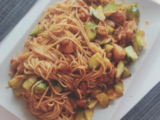 6、绝世美味宫保鸡丁面,上桌了，因为我俩比较饿所以就没时间好好拍了，写这个的时候已经吃完了。我这次一不小心省事了，其实面条改成意大利那种劲道的面更好，还有没有辣椒我拿老干妈代替了，喜欢吃花生米的可以放花生米。反正做菜就是这样，大方向定了剩下的DIY自己来创造哈