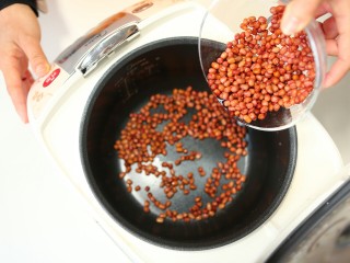 4、自制红豆沙,将处理好的红豆放入电饭煲中