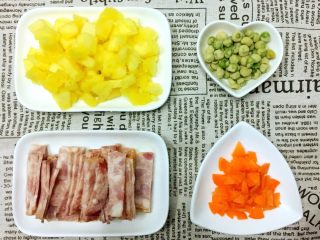 2、培根菠萝味披萨????,准备披萨配料：培根片切小块，胡萝卜切碎，菠萝切小片，还有青豆（因为没有新鲜的，所以用了零食芥末青豆代替）