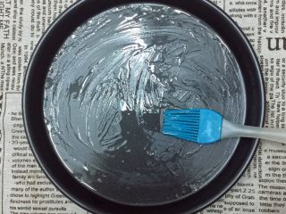 4、培根菠萝味披萨????,披萨盘底刷油