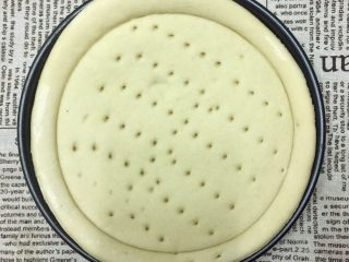 5、培根菠萝味披萨????,披萨饼胚的外圈刷油