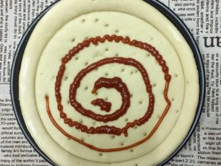 6、培根菠萝味披萨????,在披萨饼胚上挤上披萨酱