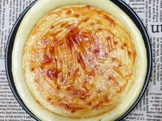 7、培根菠萝味披萨????,用刷子把披萨酱抹均匀