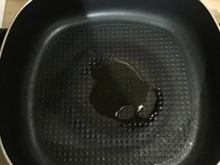 8、培根菠萝味披萨????,锅里倒入适量的油，烧热