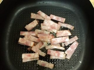 9、培根菠萝味披萨????,先把培根片煎一下