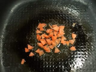 11、培根菠萝味披萨????,把胡萝卜碎煸香盛起